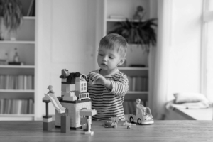 Mit Lego spielendes Kind